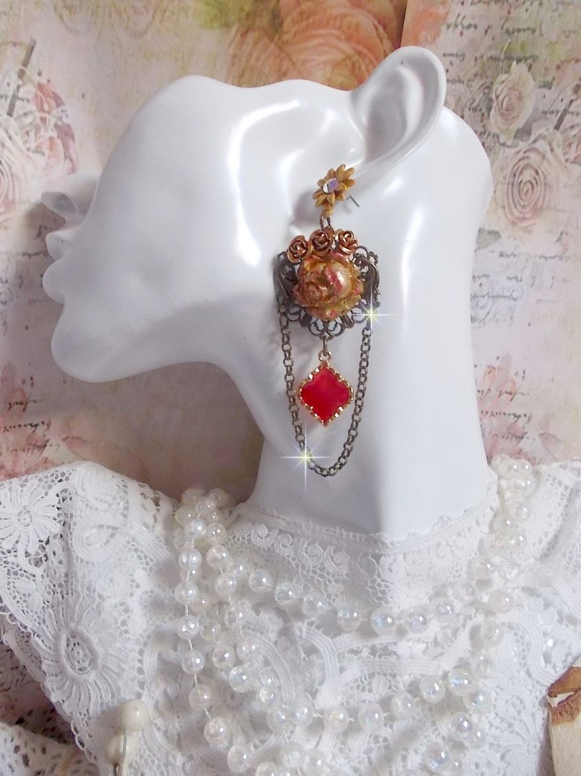 BO Feu de Lumi&egrave;re avec des cabochons roses de couleur Jaune et rouge en porcelaine, cristaux, mont&eacute;s sur estampes, feuilles en laiton, boucles marguerites &eacute;maill&eacute;es et pendentifs vitrail Rouge