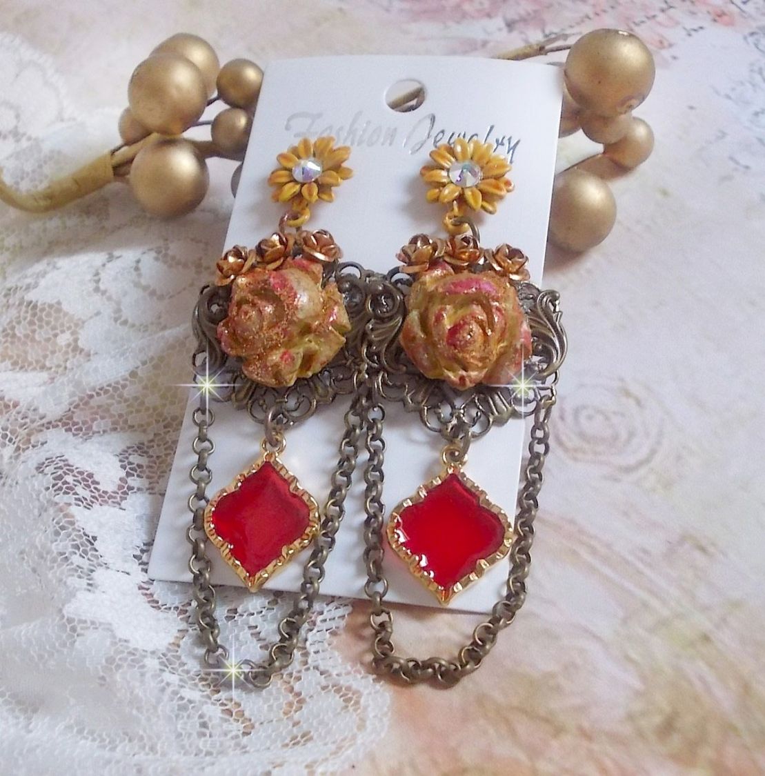 BO Feu de Lumi&egrave;re avec des cabochons roses de couleur Jaune et rouge en porcelaine, cristaux, mont&eacute;s sur estampes, feuilles en laiton, boucles marguerites &eacute;maill&eacute;es et pendentifs vitrail Rouge