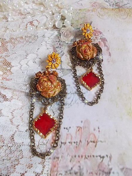 BO Feu de Lumi&egrave;re avec des cabochons roses de couleur Jaune et rouge en porcelaine, cristaux, mont&eacute;s sur estampes, feuilles en laiton, boucles marguerites &eacute;maill&eacute;es et pendentifs vitrail Rouge