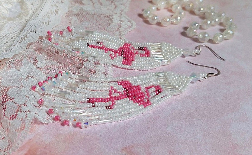 BO Les Flamants Blancs et Roses mont&eacute;es aux rocailles de qualit&eacute; en verre. Couleurs : Blanc et Rose. S&rsquo;ajoute aux rocailles des toupies Blanches. Le tout est associ&eacute; &agrave; des crochets en argent 925.