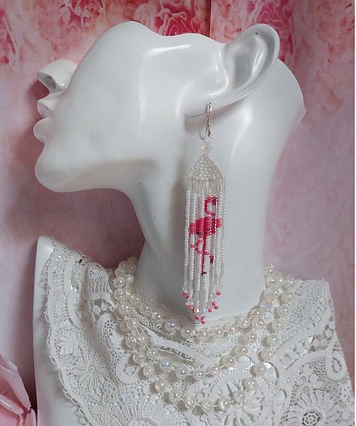 BO Les Flamants Blancs et Roses mont&eacute;es aux rocailles de qualit&eacute; en verre. Couleurs : Blanc et Rose. S&rsquo;ajoute aux rocailles des toupies Blanches. Le tout est associ&eacute; &agrave; des crochets en argent 925.