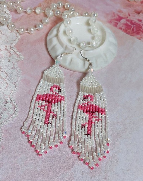 BO Les Flamants Blancs et Roses mont&eacute;es aux rocailles de qualit&eacute; en verre. Couleurs : Blanc et Rose. S&rsquo;ajoute aux rocailles des toupies Blanches. Le tout est associ&eacute; &agrave; des crochets en argent 925.