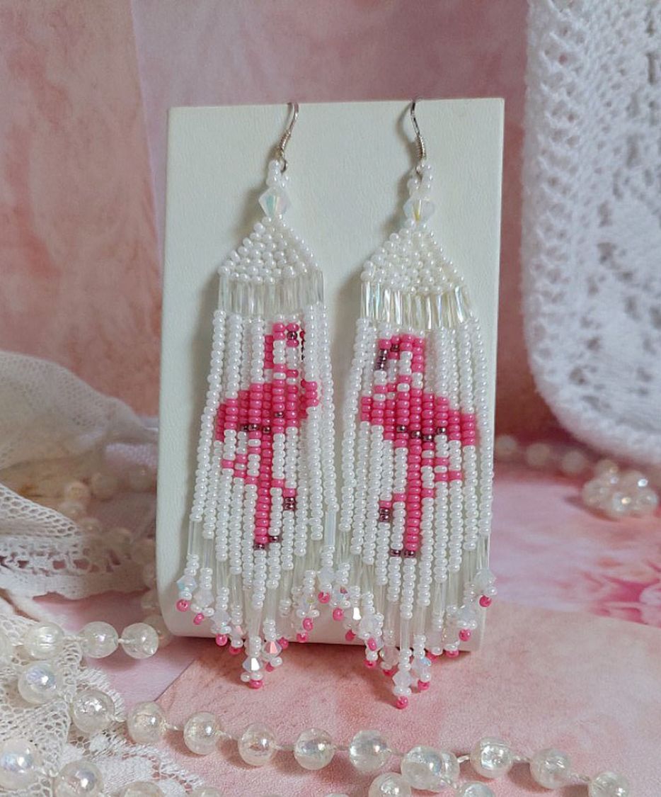 BO Les Flamants Blancs et Roses mont&eacute;es aux rocailles de qualit&eacute; en verre. Couleurs : Blanc et Rose. S&rsquo;ajoute aux rocailles des toupies Blanches. Le tout est associ&eacute; &agrave; des crochets en argent 925.