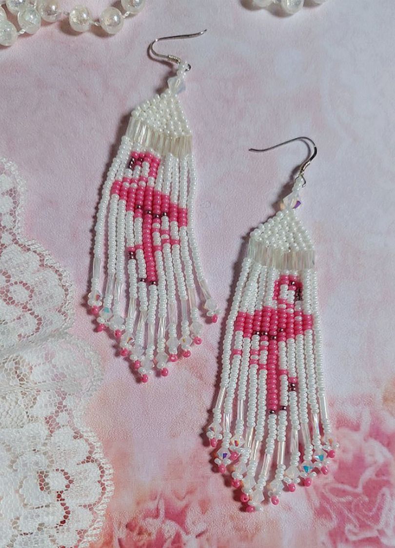 BO Les Flamants Blancs et Roses mont&eacute;es aux rocailles de qualit&eacute; en verre. Couleurs : Blanc et Rose. S&rsquo;ajoute aux rocailles des toupies Blanches. Le tout est associ&eacute; &agrave; des crochets en argent 925.