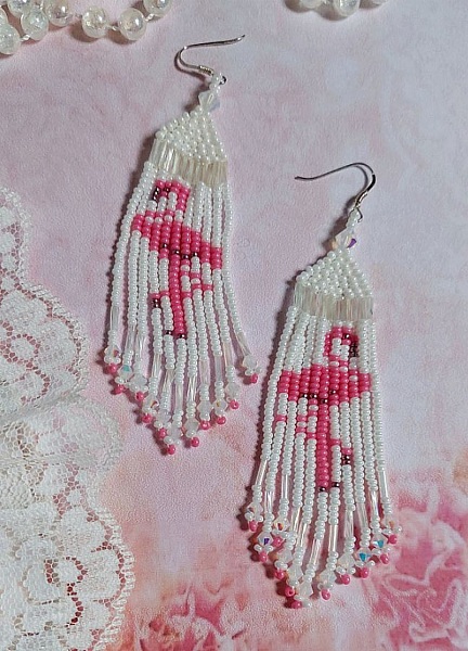 BO Les Flamants Blancs et Roses mont&eacute;es aux rocailles de qualit&eacute; en verre. Couleurs : Blanc et Rose. S&rsquo;ajoute aux rocailles des toupies Blanches. Le tout est associ&eacute; &agrave; des crochets en argent 925.
