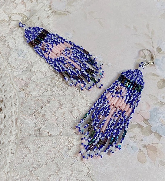 Boucles d'oreilles pendantes artisanales motif flamant rose en perles.