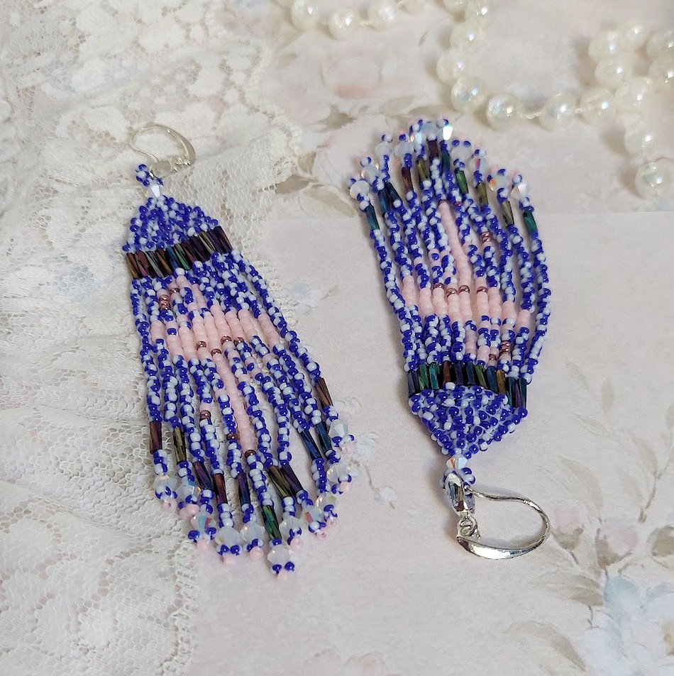 Boucles d'oreilles artisanales en perles motif flamants roses et bleus.