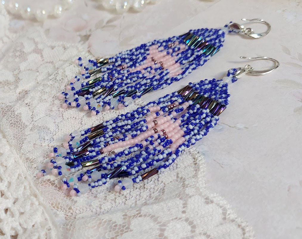 Boucles d'oreilles pendantes flamants roses en perles de rocailles.