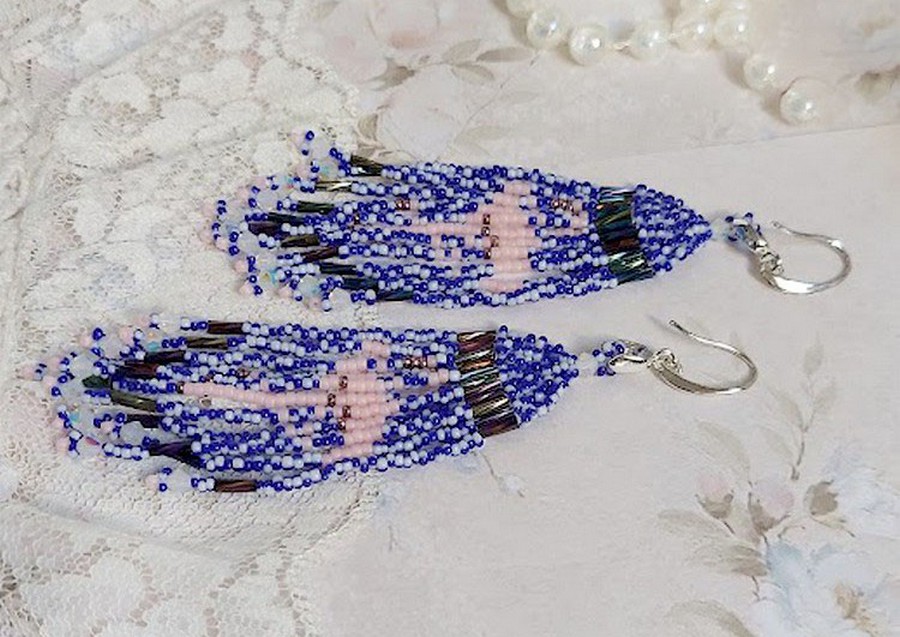 Boucles d'oreilles artisanales en perles motif flamants roses et bleus.