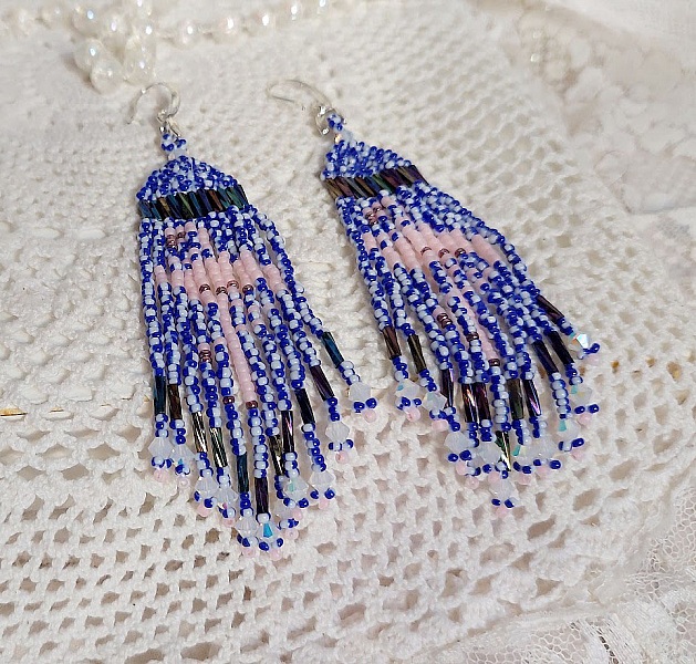 Boucles d'oreilles artisanales en perles motif flamants roses et bleus.