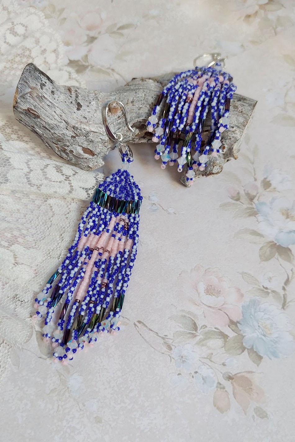 Boucles d'oreilles artisanales flamants roses en perles et cristal.