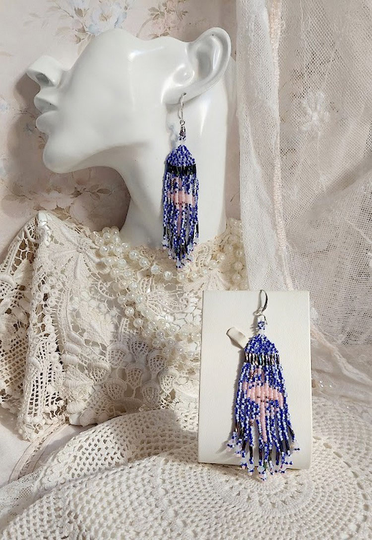 Boucles d'oreilles pendantes artisanales motif flamant rose en perles.