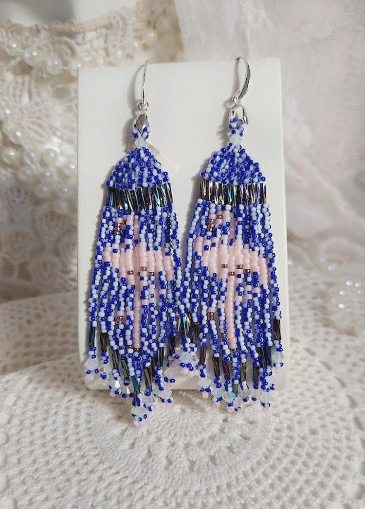 Boucles d'oreilles artisanales en perles motif flamants roses et bleus.