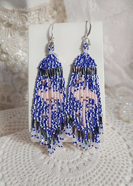 Boucles d'oreilles artisanales en perles motif flamants roses et bleus.