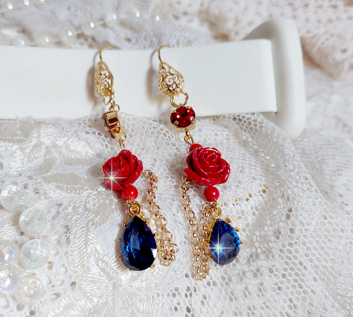BO Flamenca mont&eacute;es avec cabochons en Cristal, roses en R&eacute;sine, perles rondes en Jade, une cha&icirc;ne avec des poires en oxyde de Zirconium