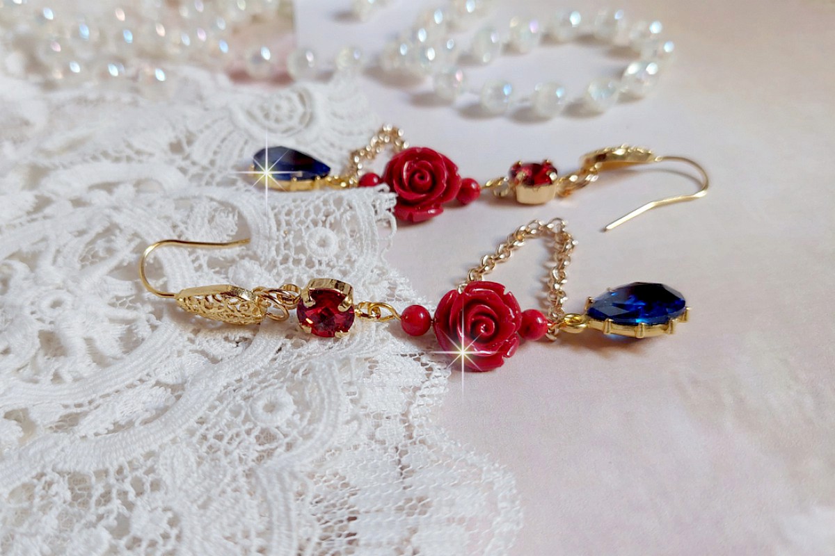BO Flamenca mont&eacute;es avec cabochons en Cristal, roses en R&eacute;sine, perles rondes en Jade, une cha&icirc;ne avec des poires en oxyde de Zirconium