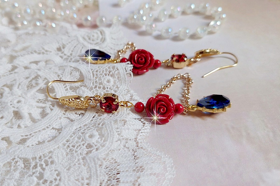 BO Flamenca mont&eacute;es avec cabochons en Cristal, roses en R&eacute;sine, perles rondes en Jade, une cha&icirc;ne avec des poires en oxyde de Zirconium