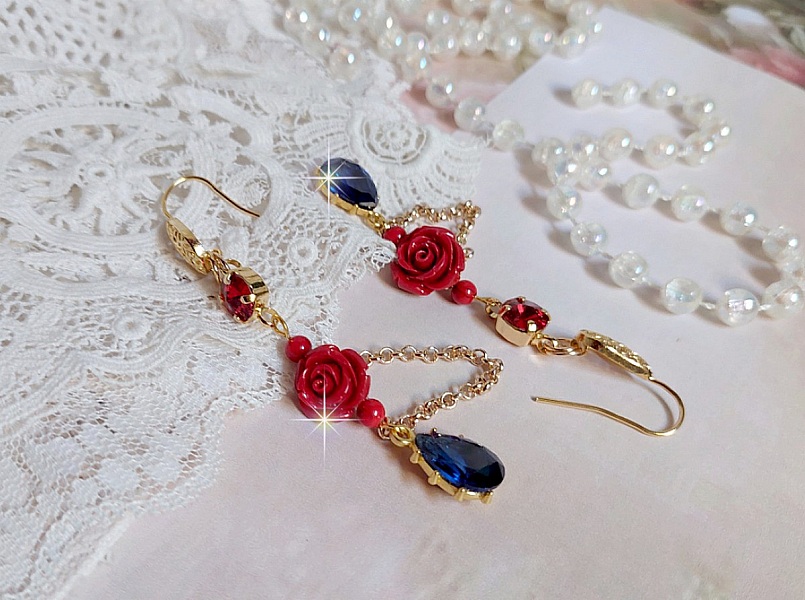 BO Flamenca mont&eacute;es avec cabochons en Cristal, roses en R&eacute;sine, perles rondes en Jade, une cha&icirc;ne avec des poires en oxyde de Zirconium