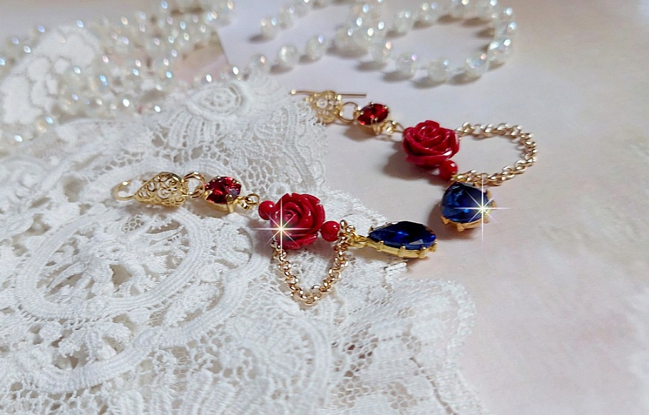 BO Flamenca mont&eacute;es avec cabochons en Cristal, roses en R&eacute;sine, perles rondes en Jade, une cha&icirc;ne avec des poires en oxyde de Zirconium
