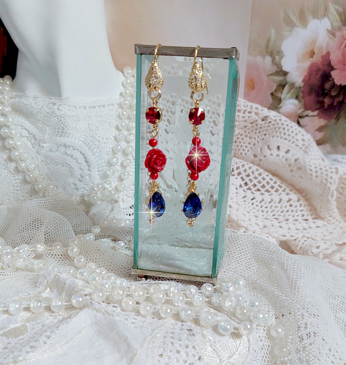BO Flamenca mont&eacute;es avec cabochons en Cristal, roses en R&eacute;sine, perles rondes en Jade, une cha&icirc;ne avec des poires en oxyde de Zirconium