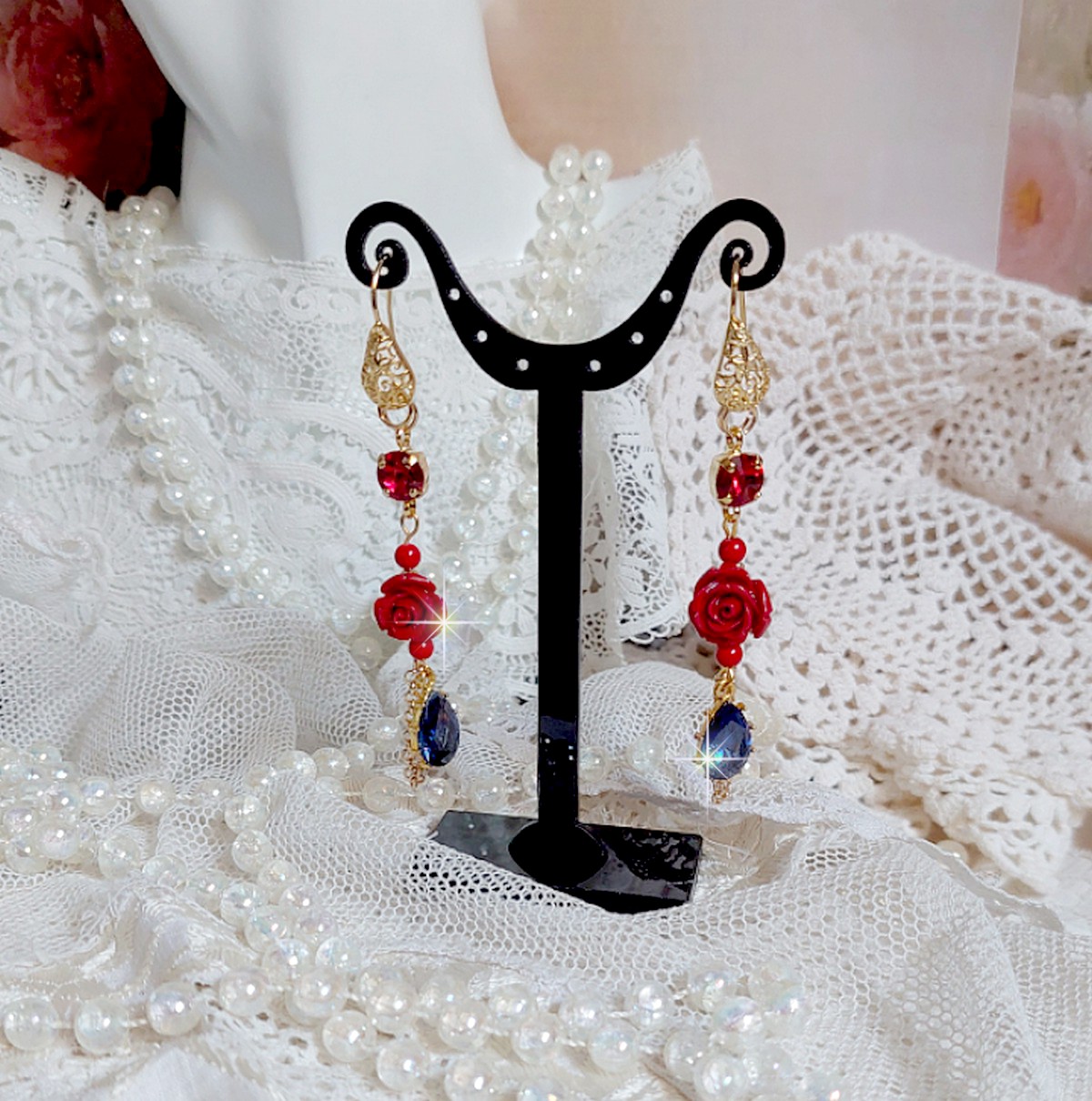 BO Flamenca mont&eacute;es avec cabochons en Cristal, roses en R&eacute;sine, perles rondes en Jade, une cha&icirc;ne avec des poires en oxyde de Zirconium