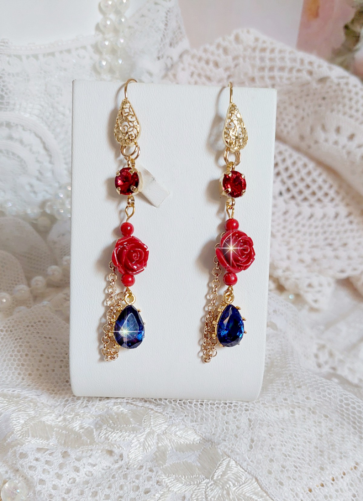 BO Flamenca mont&eacute;es avec cabochons en Cristal, roses en R&eacute;sine, perles rondes en Jade, une cha&icirc;ne avec des poires en oxyde de Zirconium