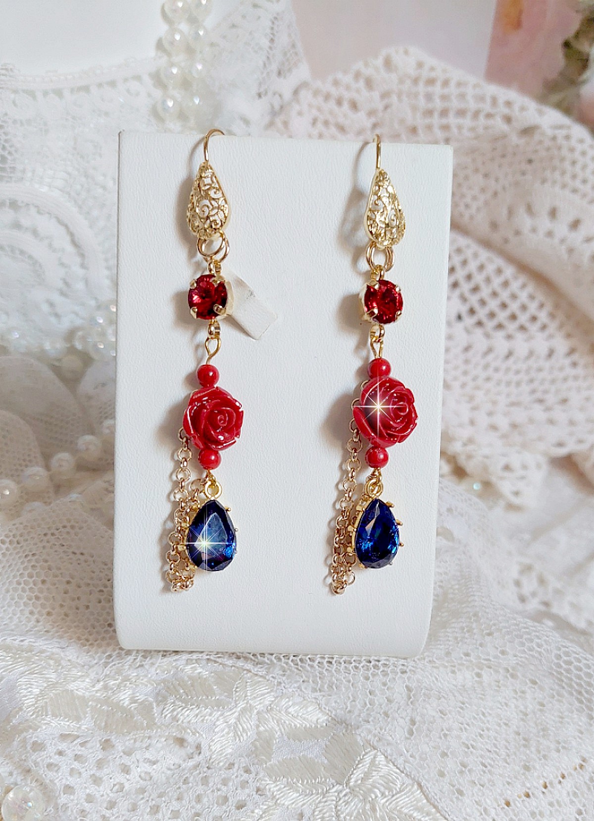 BO Flamenca mont&eacute;es avec cabochons en Cristal, roses en R&eacute;sine, perles rondes en Jade, une cha&icirc;ne avec des poires en oxyde de Zirconium