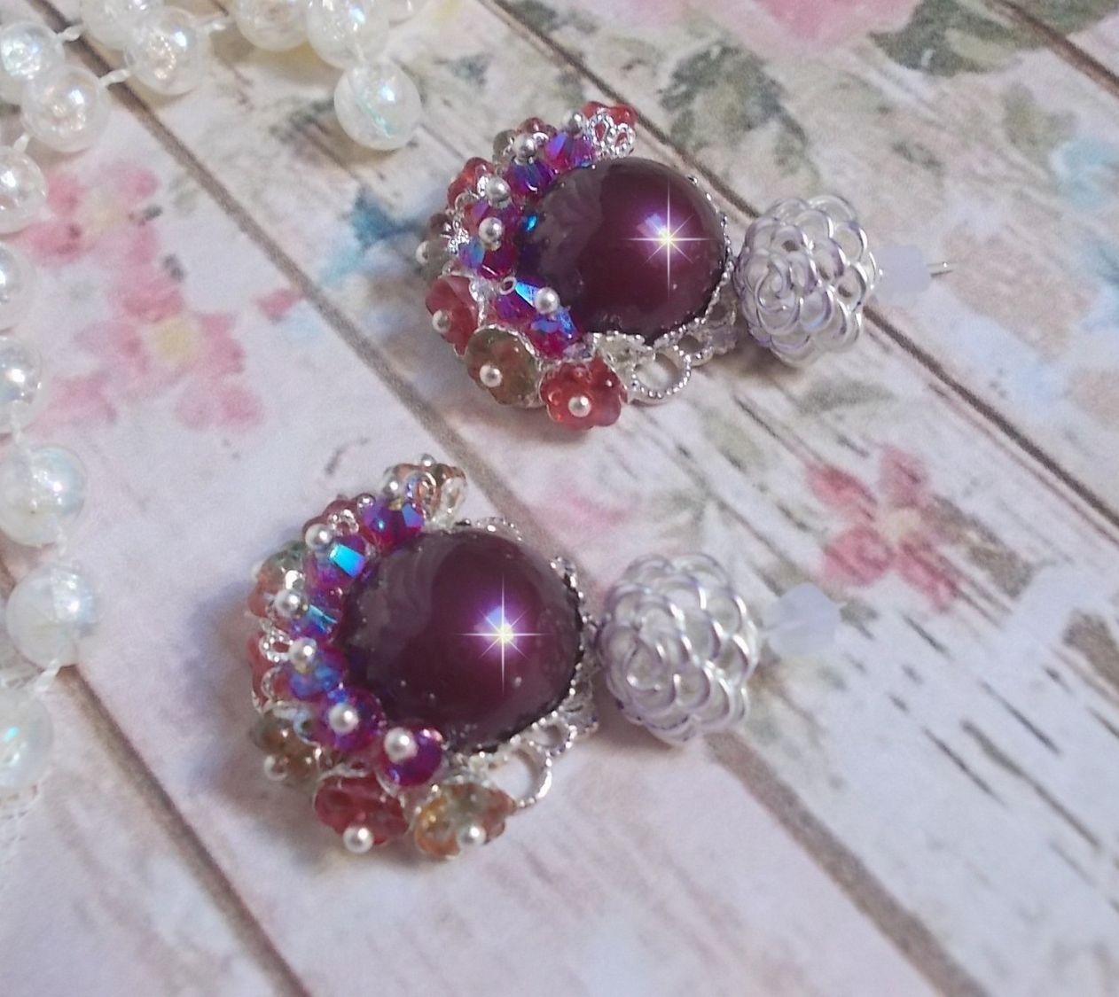BO Fleurs de Cabaret avec des cabochons ronds Bordeaux en cristal de Swarovski, des toupies Fuschia, des fleurs clochettes en verre sur une base pendentif argent&eacute;e et des clous d'oreilles en m&eacute;tal