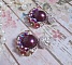 BO Fleurs de Cabaret avec des cabochons ronds Bordeaux en cristal de Swarovski, des toupies Fuschia, des fleurs clochettes en verre sur une base pendentif argent&eacute;e et des clous d'oreilles en m&eacute;tal