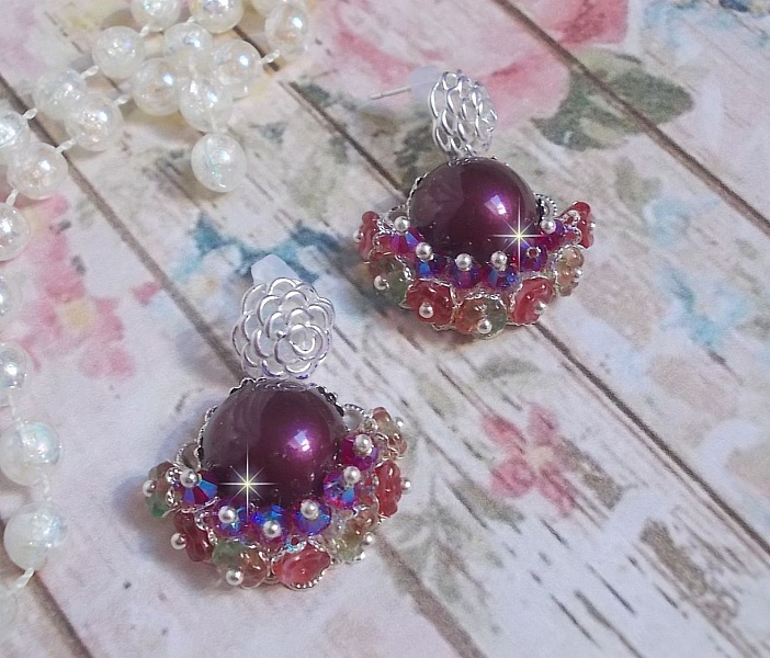 BO Fleurs de Cabaret avec des cabochons ronds Bordeaux en cristal de Swarovski, des toupies Fuschia, des fleurs clochettes en verre sur une base pendentif argent&eacute;e et des clous d'oreilles en m&eacute;tal