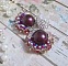 BO Fleurs de Cabaret avec des cabochons ronds Bordeaux en cristal de Swarovski, des toupies Fuschia, des fleurs clochettes en verre sur une base pendentif argent&eacute;e et des clous d'oreilles en m&eacute;tal