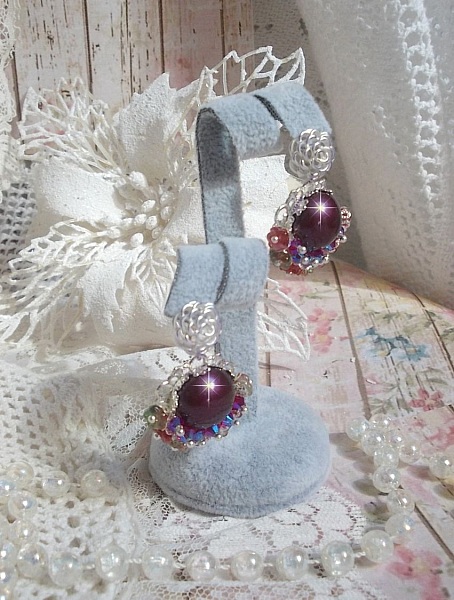 BO Fleurs de Cabaret avec des cabochons ronds Bordeaux en cristal de Swarovski, des toupies Fuschia, des fleurs clochettes en verre sur une base pendentif argent&eacute;e et des clous d'oreilles en m&eacute;tal