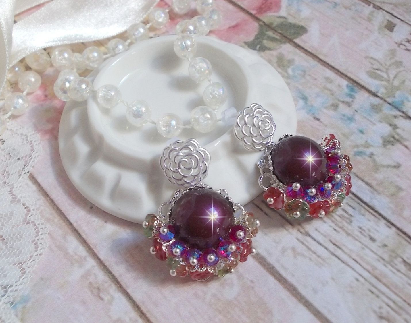 BO Fleurs de Cabaret avec des cabochons ronds Bordeaux en cristal de Swarovski, des toupies Fuschia, des fleurs clochettes en verre sur une base pendentif argent&eacute;e et des clous d'oreilles en m&eacute;tal