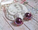 BO Fleurs de Cabaret avec des cabochons ronds Bordeaux en cristal de Swarovski, des toupies Fuschia, des fleurs clochettes en verre sur une base pendentif argent&eacute;e et des clous d'oreilles en m&eacute;tal