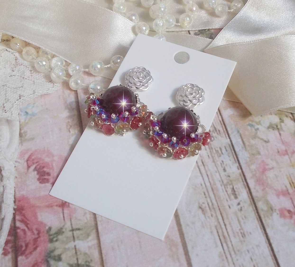 BO Fleurs de Cabaret avec des cabochons ronds Bordeaux en cristal de Swarovski, des toupies Fuschia, des fleurs clochettes en verre sur une base pendentif argent&eacute;e et des clous d'oreilles en m&eacute;tal