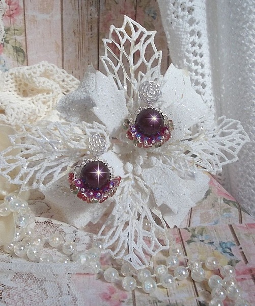 BO Fleurs de Cabaret avec des cabochons ronds Bordeaux en cristal de Swarovski, des toupies Fuschia, des fleurs clochettes en verre sur une base pendentif argent&eacute;e et des clous d'oreilles en m&eacute;tal