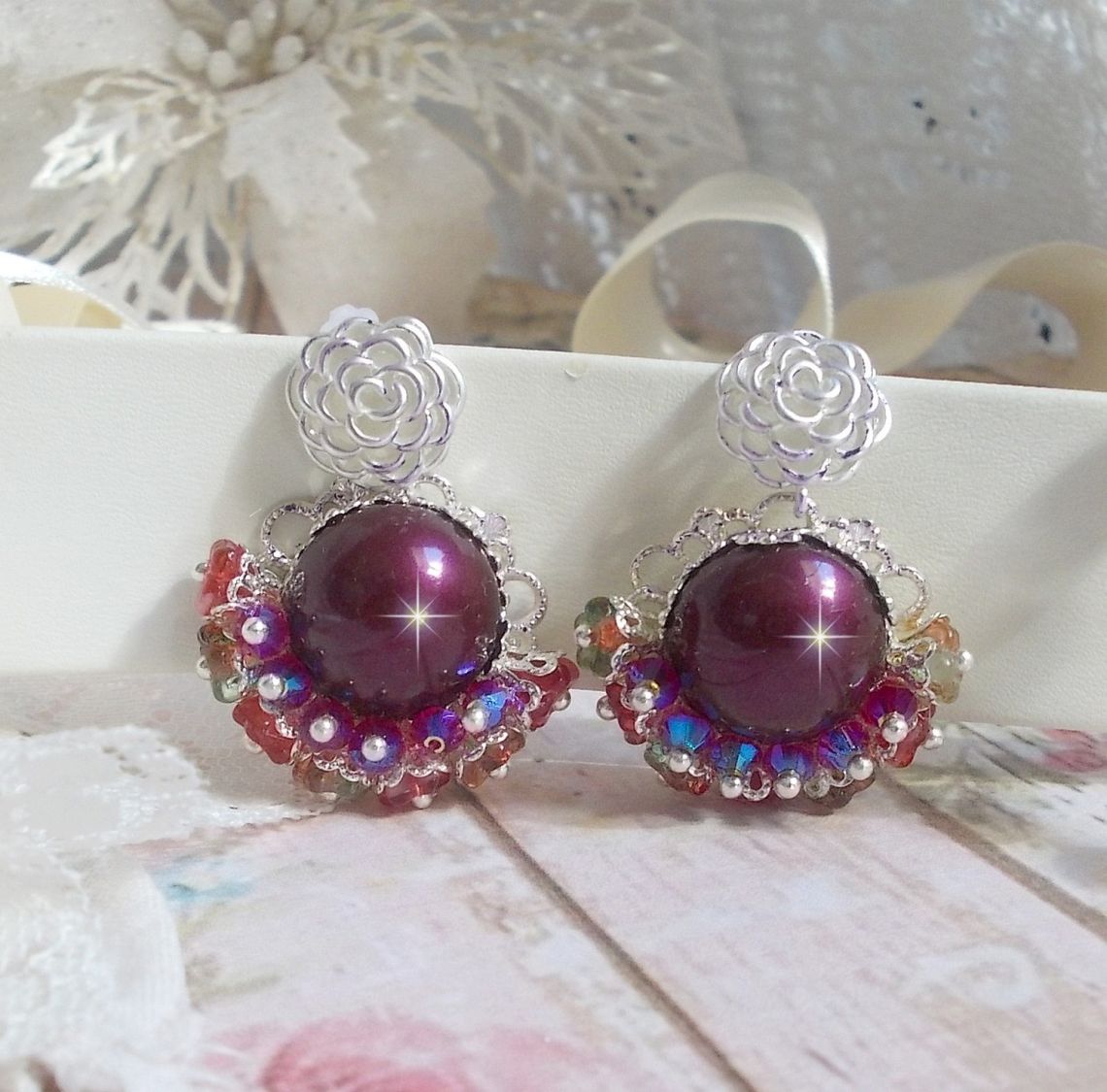 BO Fleurs de Cabaret avec des cabochons ronds Bordeaux en cristal de Swarovski, des toupies Fuschia, des fleurs clochettes en verre sur une base pendentif argent&eacute;e et des clous d'oreilles en m&eacute;tal