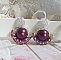 BO Fleurs de Cabaret avec des cabochons ronds Bordeaux en cristal de Swarovski, des toupies Fuschia, des fleurs clochettes en verre sur une base pendentif argent&eacute;e et des clous d'oreilles en m&eacute;tal