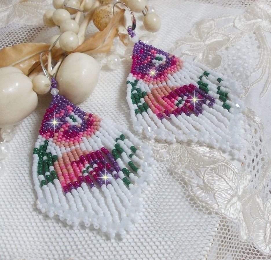 BO Fleurs de Cerisier mont&eacute;es aux rocailles de qualit&eacute; en verre. Couleurs : Blanc, Rose, Fuchsia, Violet et Vert. S&rsquo;ajoute aux rocailles des toupies Blanches Opaques avec des crochets en Argent 925.