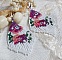 BO Fleurs de Cerisier mont&eacute;es aux rocailles de qualit&eacute; en verre. Couleurs : Blanc, Rose, Fuchsia, Violet et Vert. S&rsquo;ajoute aux rocailles des toupies Blanches Opaques avec des crochets en Argent 925.