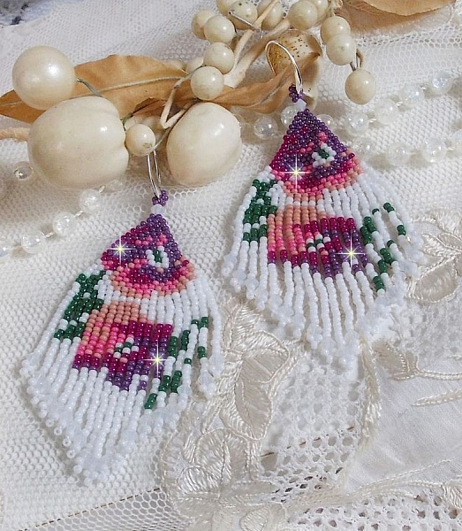 BO Fleurs de Cerisier mont&eacute;es aux rocailles de qualit&eacute; en verre. Couleurs : Blanc, Rose, Fuchsia, Violet et Vert. S&rsquo;ajoute aux rocailles des toupies Blanches Opaques avec des crochets en Argent 925.