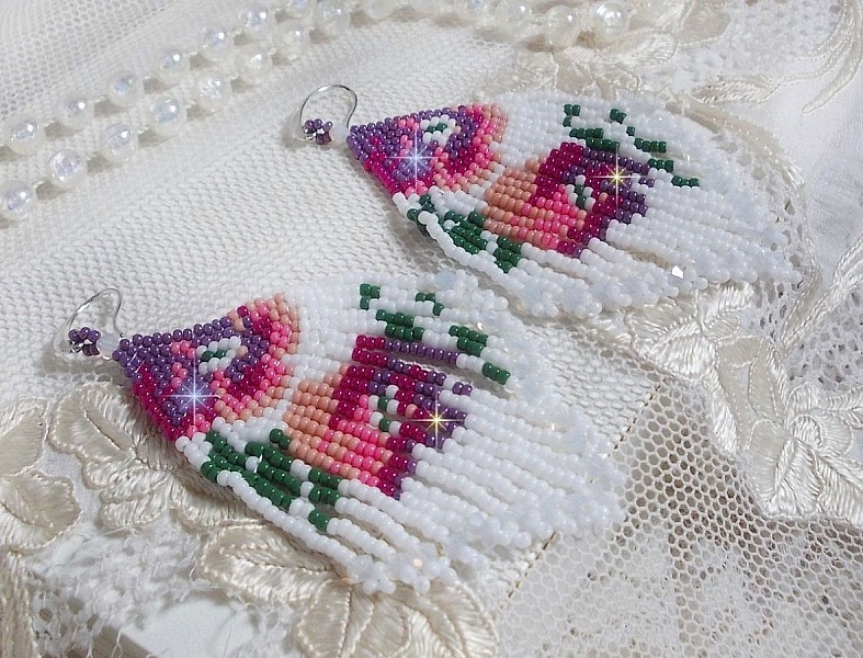 BO Fleurs de Cerisier mont&eacute;es aux rocailles de qualit&eacute; en verre. Couleurs : Blanc, Rose, Fuchsia, Violet et Vert. S&rsquo;ajoute aux rocailles des toupies Blanches Opaques avec des crochets en Argent 925.
