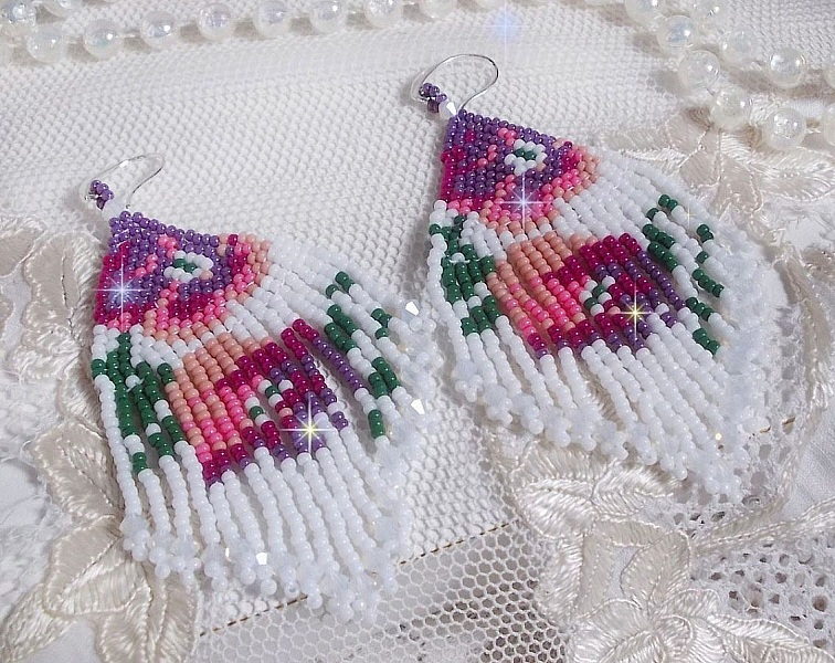 BO Fleurs de Cerisier mont&eacute;es aux rocailles de qualit&eacute; en verre. Couleurs : Blanc, Rose, Fuchsia, Violet et Vert. S&rsquo;ajoute aux rocailles des toupies Blanches Opaques avec des crochets en Argent 925.
