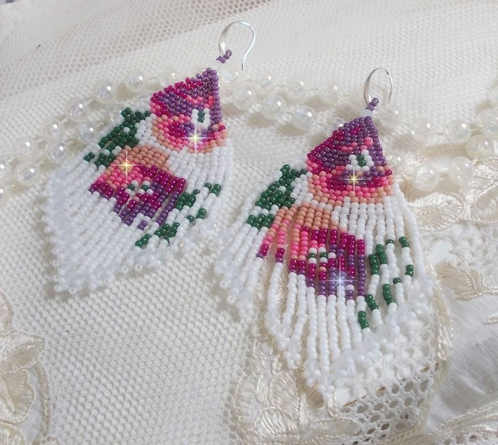 BO Fleurs de Cerisier mont&eacute;es aux rocailles de qualit&eacute; en verre. Couleurs : Blanc, Rose, Fuchsia, Violet et Vert. S&rsquo;ajoute aux rocailles des toupies Blanches Opaques avec des crochets en Argent 925.