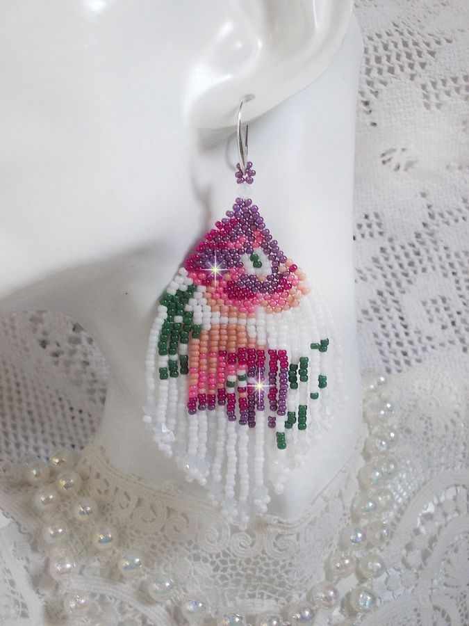BO Fleurs de Cerisier mont&eacute;es aux rocailles de qualit&eacute; en verre. Couleurs : Blanc, Rose, Fuchsia, Violet et Vert. S&rsquo;ajoute aux rocailles des toupies Blanches Opaques avec des crochets en Argent 925.