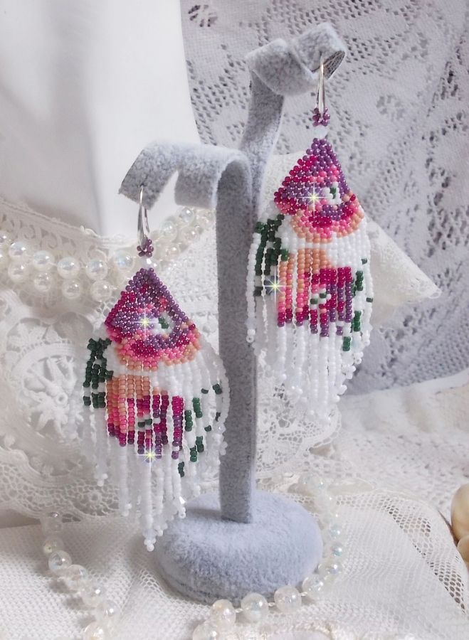 BO Fleurs de Cerisier mont&eacute;es aux rocailles de qualit&eacute; en verre. Couleurs : Blanc, Rose, Fuchsia, Violet et Vert. S&rsquo;ajoute aux rocailles des toupies Blanches Opaques avec des crochets en Argent 925.
