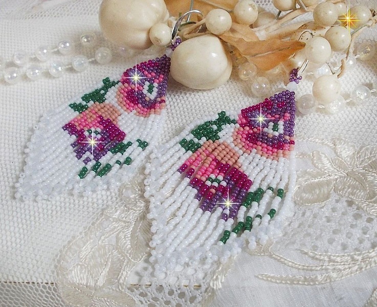 BO Fleurs de Cerisier mont&eacute;es aux rocailles de qualit&eacute; en verre. Couleurs : Blanc, Rose, Fuchsia, Violet et Vert. S&rsquo;ajoute aux rocailles des toupies Blanches Opaques avec des crochets en Argent 925.