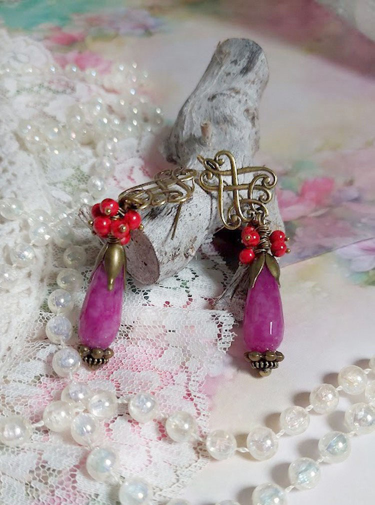 BO Framboises mont&eacute;es avec des perles en Jade, clous, rondelles, coupelles et crochets d'oreilles estampes 