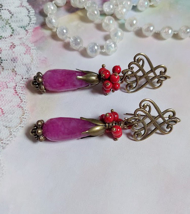 BO Framboises mont&eacute;es avec des perles en Jade, clous, rondelles, coupelles et crochets d'oreilles estampes 