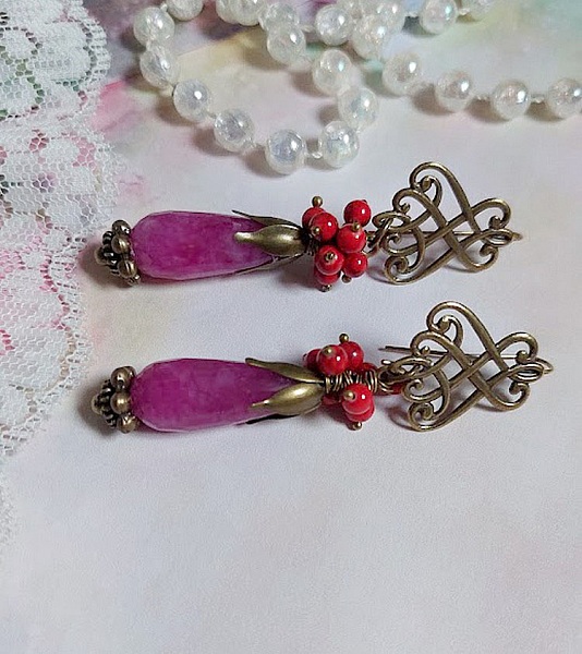 BO Framboises mont&eacute;es avec des perles en Jade, clous, rondelles, coupelles et crochets d'oreilles estampes 